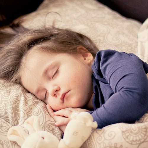  une maman avec son bébé pharmacie de Brunehaut